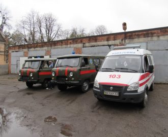 Нові санітарні машини придбані лікарнею у 2017 році, ліворуч – 2 УАЗ моделі 396295, Россія; праворуч ГАЗЕЛЬ моделі 322141